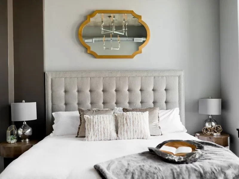 White_bedding_with_gold_mirror